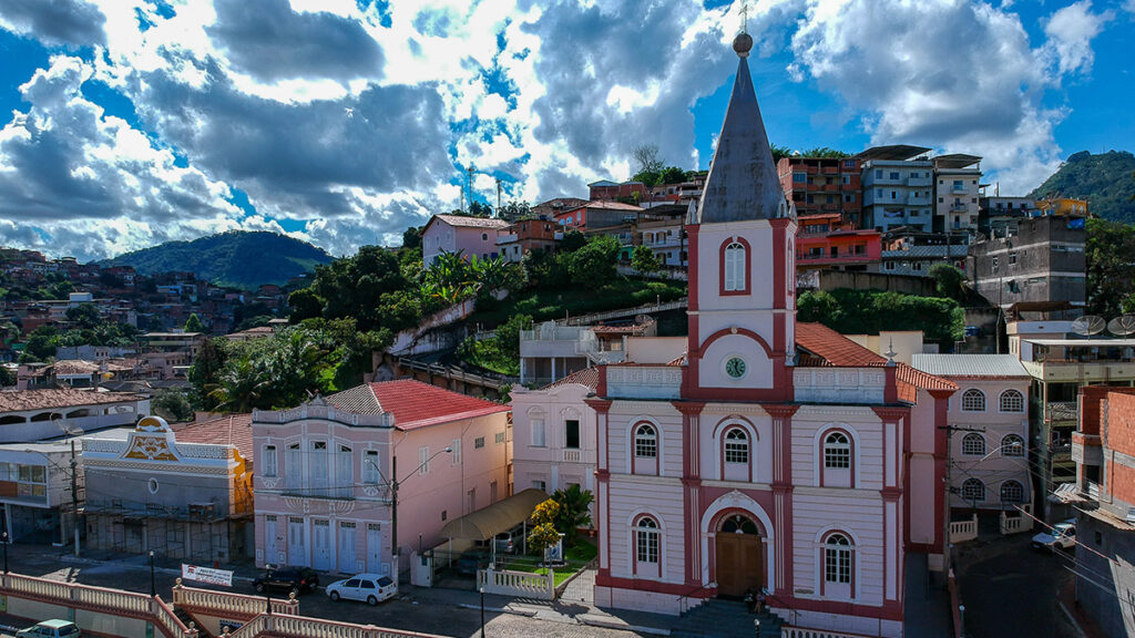 Igreja Matriz de Miraí localizada na Praça Dr. Miguel Pereira Igreja Matriz de Miraí localizada na Praça Dr. Miguel Pereira