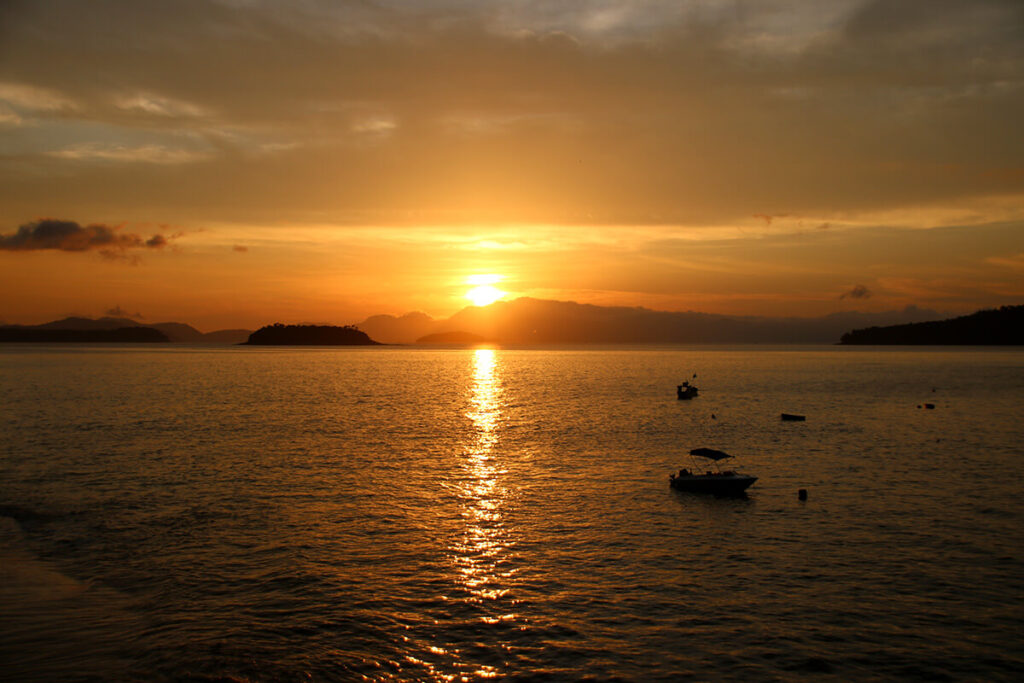 Nascer do sol na Praia Vermelha - Visto da Pousada Feitiço Caiçara